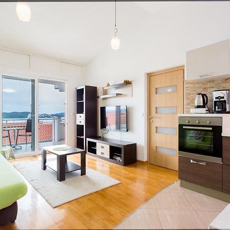 Apartment Mia - Spacious Apartment On 85 M2 With Beautiful Sea View Trogir Exterior photo
