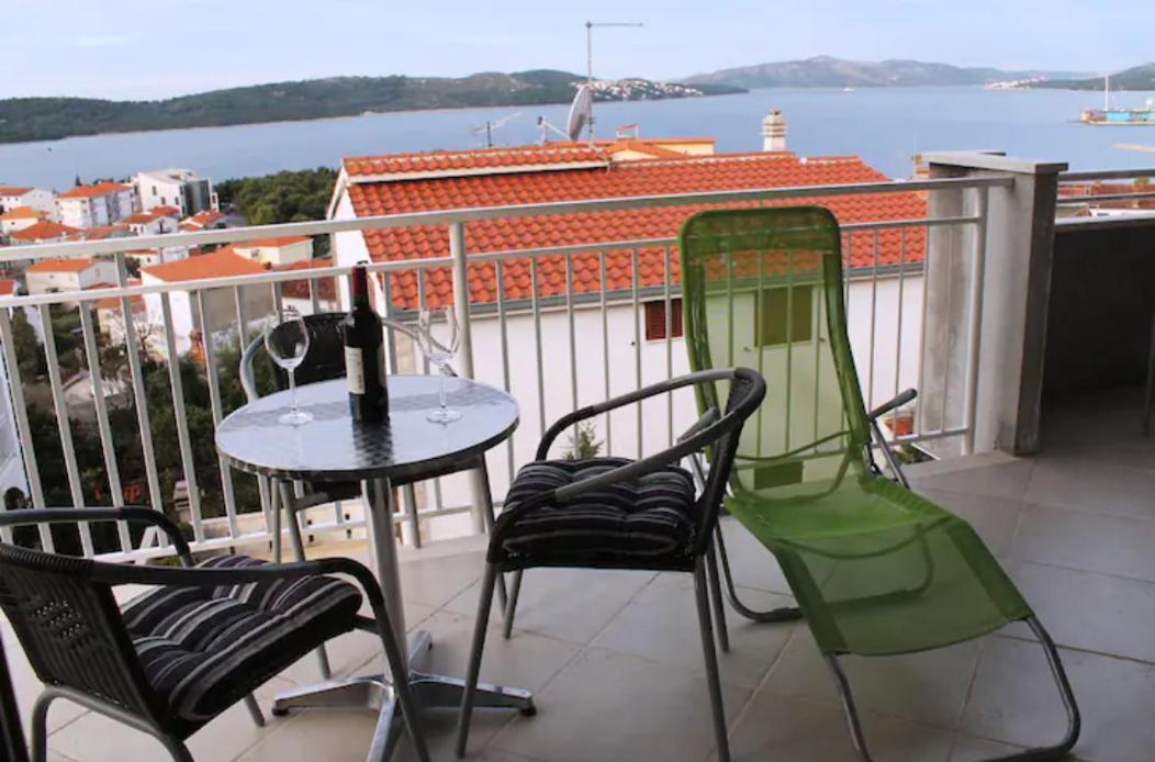 Apartment Mia - Spacious Apartment On 85 M2 With Beautiful Sea View Trogir Exterior photo