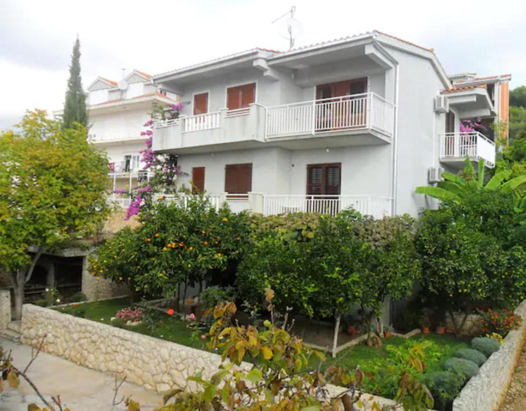 Apartment Mia - Spacious Apartment On 85 M2 With Beautiful Sea View Trogir Exterior photo