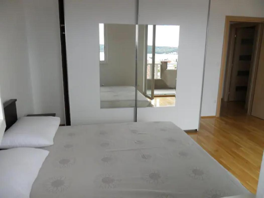Apartment Mia - Spacious Apartment On 85 M2 With Beautiful Sea View Trogir Exterior photo