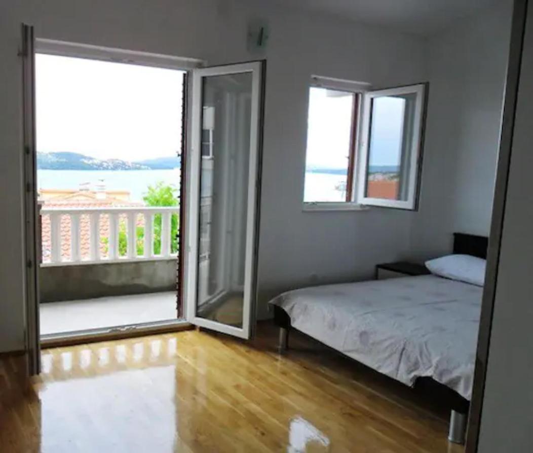 Apartment Mia - Spacious Apartment On 85 M2 With Beautiful Sea View Trogir Exterior photo