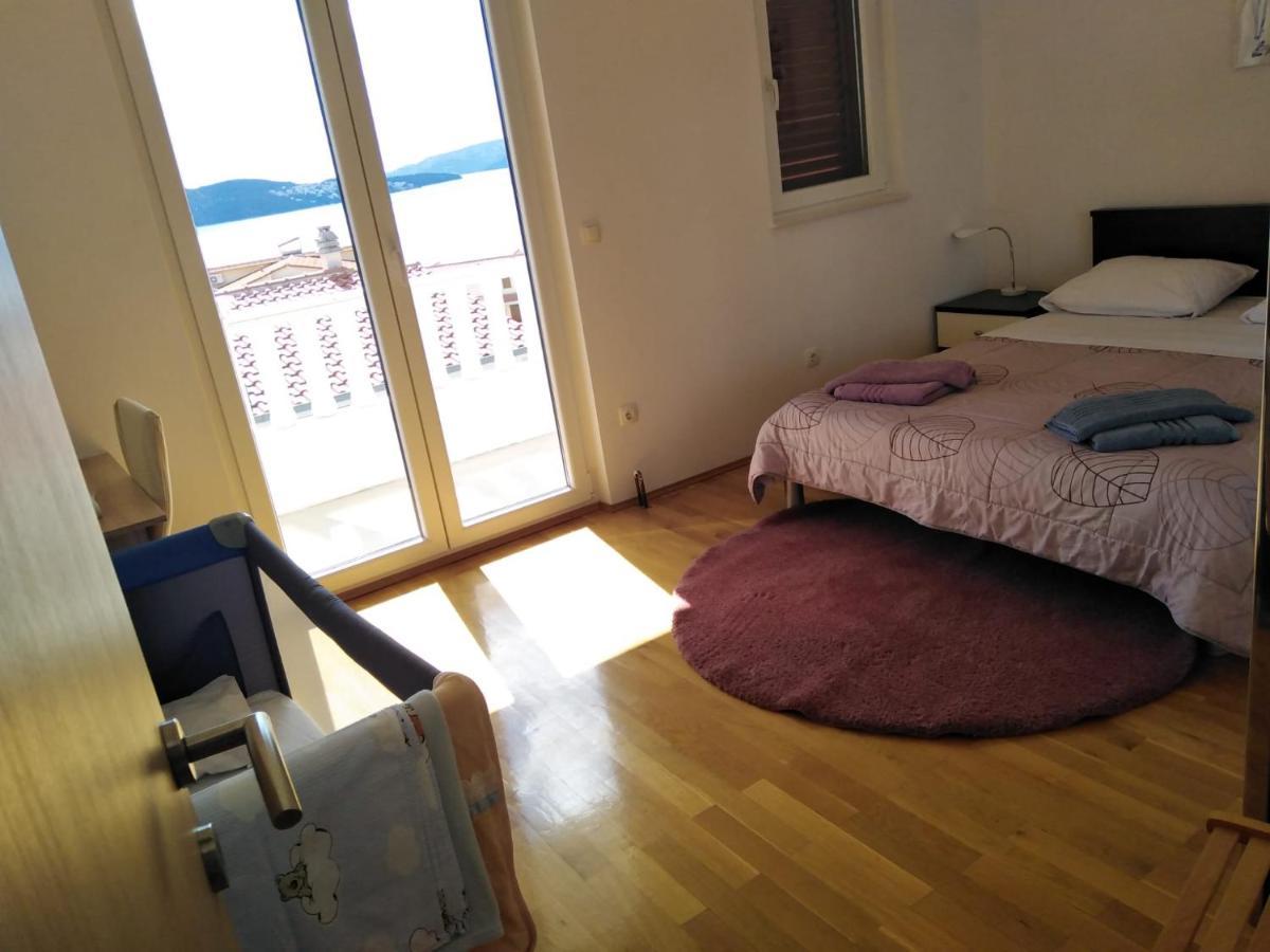 Apartment Mia - Spacious Apartment On 85 M2 With Beautiful Sea View Trogir Exterior photo