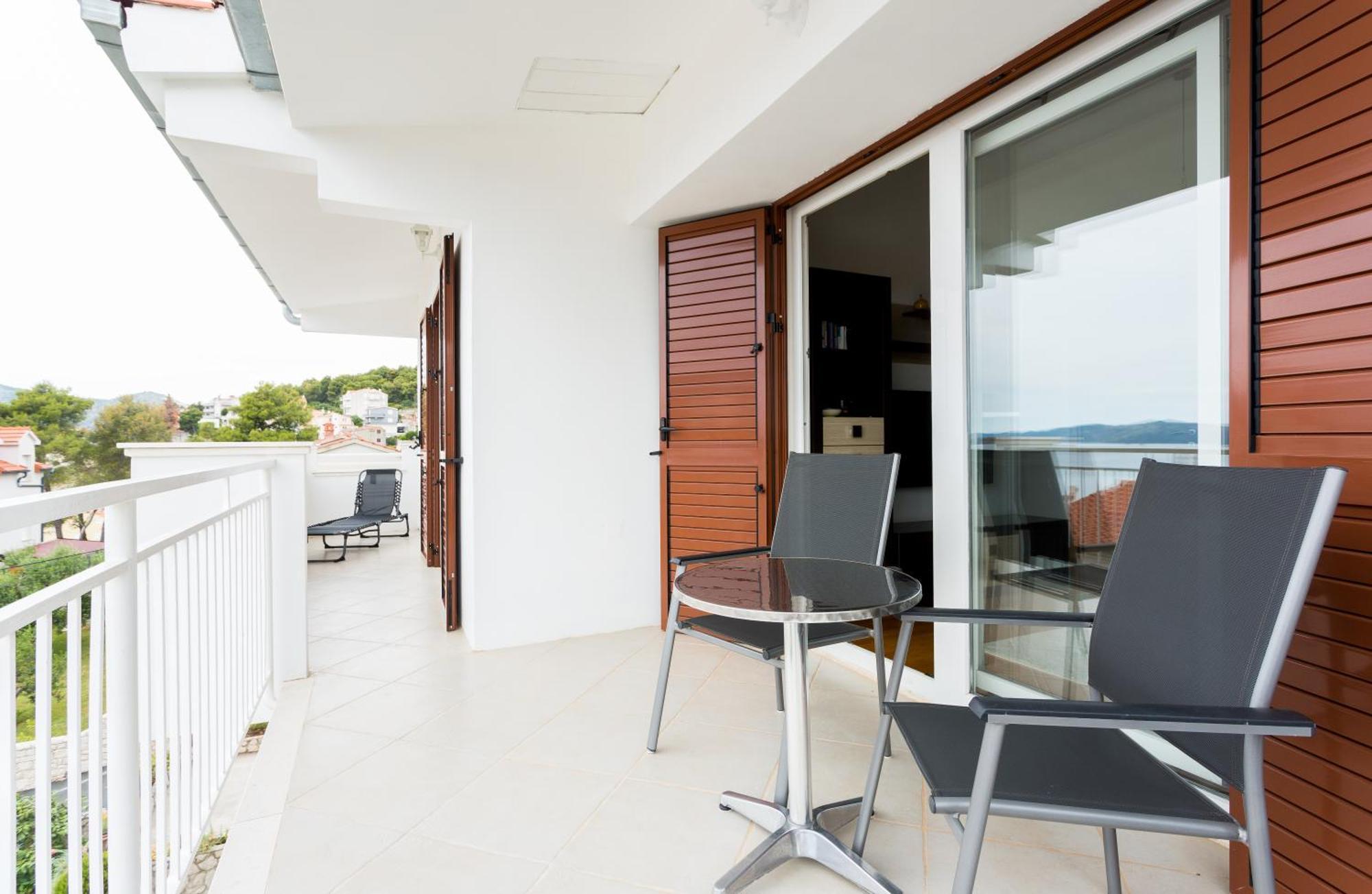 Apartment Mia - Spacious Apartment On 85 M2 With Beautiful Sea View Trogir Exterior photo