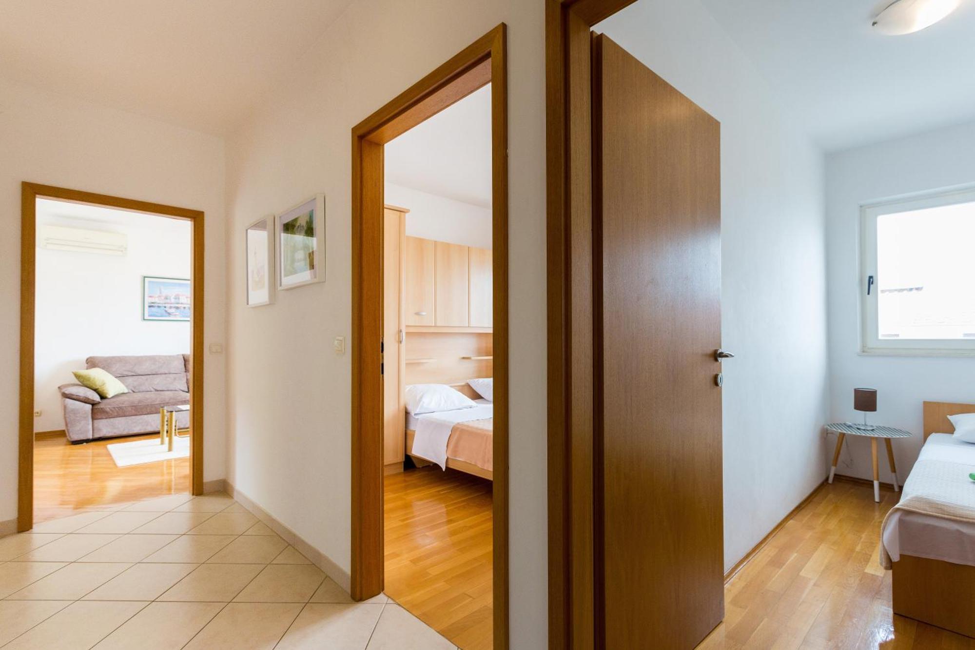 Apartment Mia - Spacious Apartment On 85 M2 With Beautiful Sea View Trogir Exterior photo