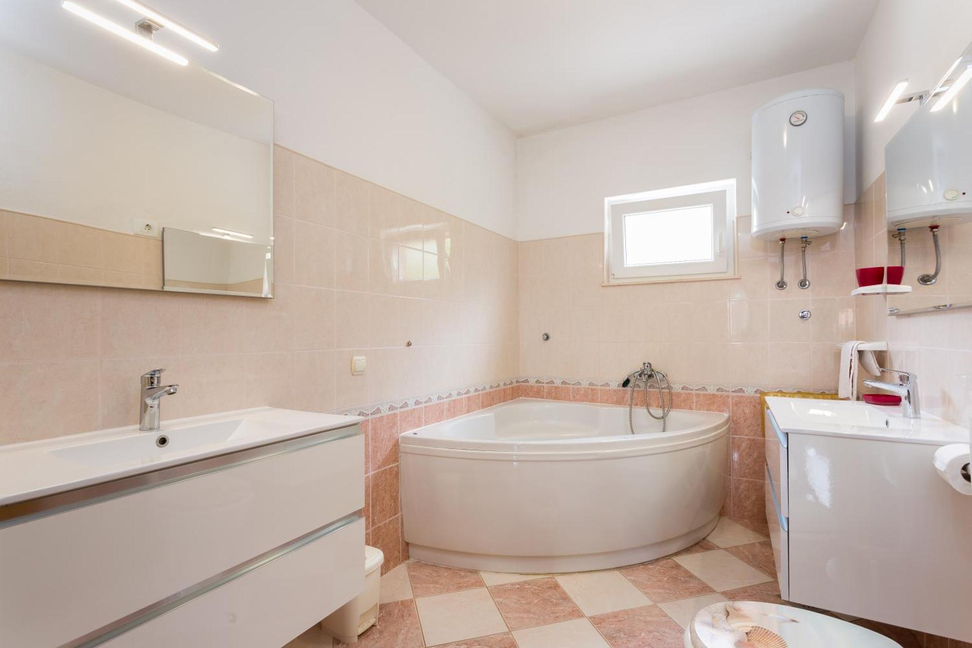 Apartment Mia - Spacious Apartment On 85 M2 With Beautiful Sea View Trogir Exterior photo