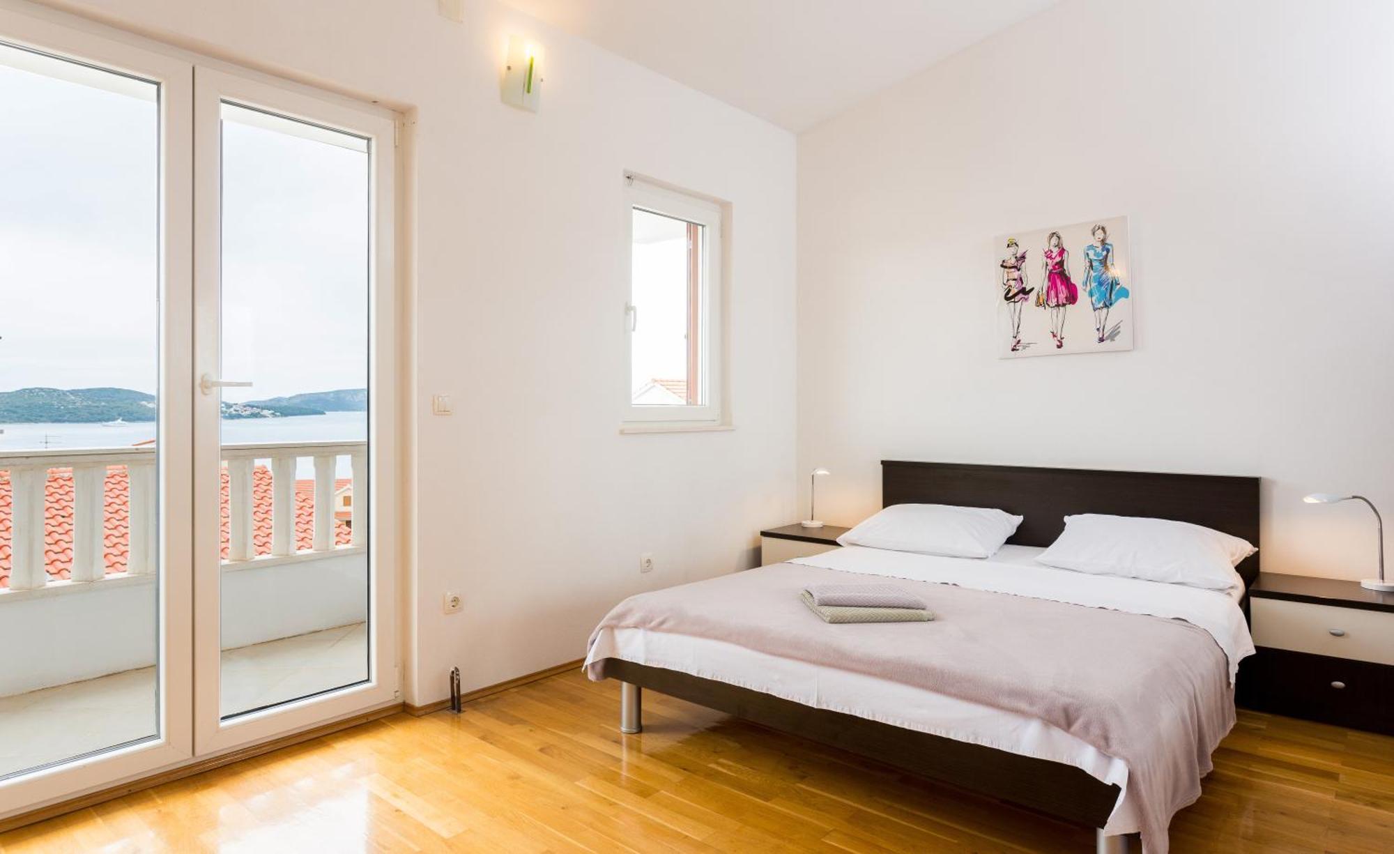 Apartment Mia - Spacious Apartment On 85 M2 With Beautiful Sea View Trogir Exterior photo